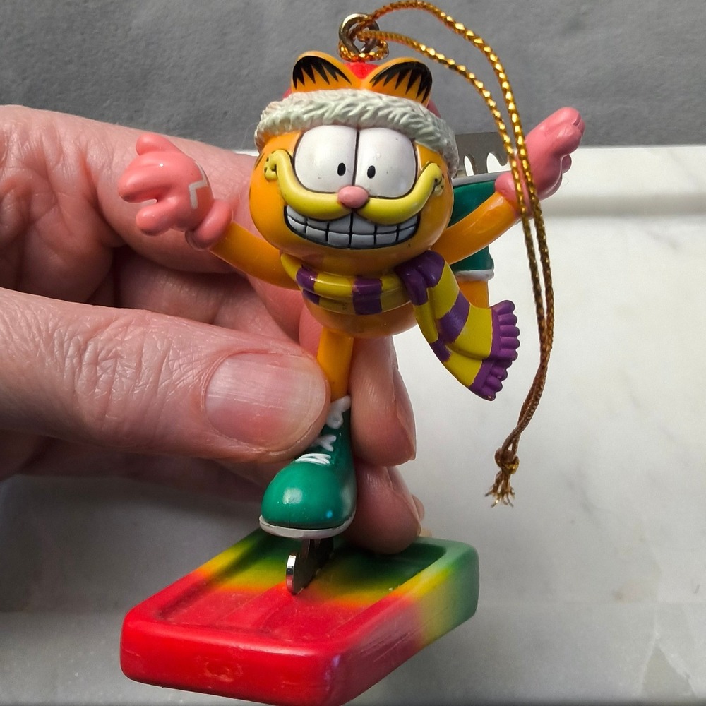 1996 Paws Garfield Garfield ice skating on a Popsicle